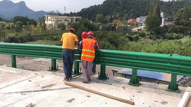 杭州高速公路护栏板的维护确保道路安全的关键环节
